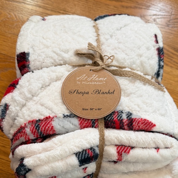 White and Red Sherpa Blanket 50x60 by At Home NEW Very Soft and Fuzzy - Picture 6 of 6